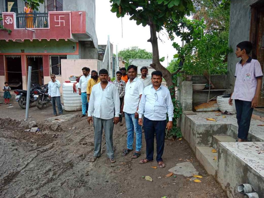 लिंबे जळगाव ग्राम पंचायत कार्यालयात नव्याने नियुक्त ग्राम सेवक यांची रहीमपूर आणि अब्दुलपूर गावात पाहणी