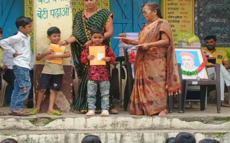 साहित्यरत्न डॉ. अण्णाभाऊ साठे यांच्या १०५ व्या जयंतीनिमित्त येसगाव येथे शालेय साहित्य वाटप