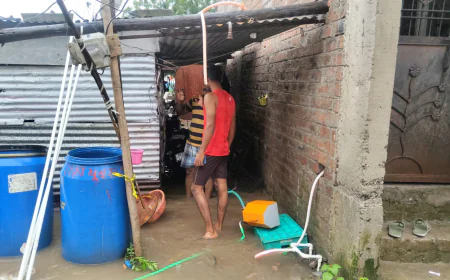 नायगाव (म्हसोबा नगर) येथे पूरप्रवाहाने पाणी घरात घुसले; राजपूत मामा यांच्या वस्तूंचे नुकसान, लहान मुलांचे आरोग्य धोक्यात