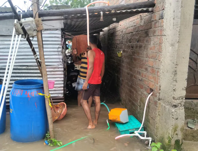 नायगाव (म्हसोबा नगर) येथे पूरप्रवाहाने पाणी घरात घुसले; राजपूत मामा यांच्या वस्तूंचे नुकसान, लहान मुलांचे आरोग्य धोक्यात