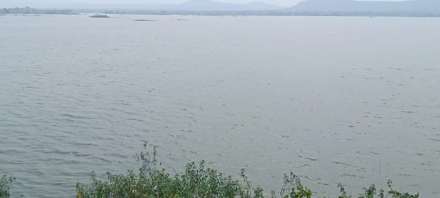 गिरिजा मध्यम प्रकल्प धरण तुडुंब भरून सांडव्याबाहेर पाणी सोडण्याच्या उंबरठ्यावर; पिण्याच्या पाण्याचा प्रश्न सुटण्याची आशा