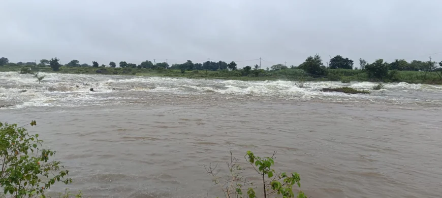 गिरिजा मध्यम प्रकल्प येसगाव येथे १००% ओव्हरफ्लो! पावसाने दिलेल्या भेटीने खुलताबाद तालुका हरखला; शेती-पाणीपुरवठ्याला मोठा दिलासा