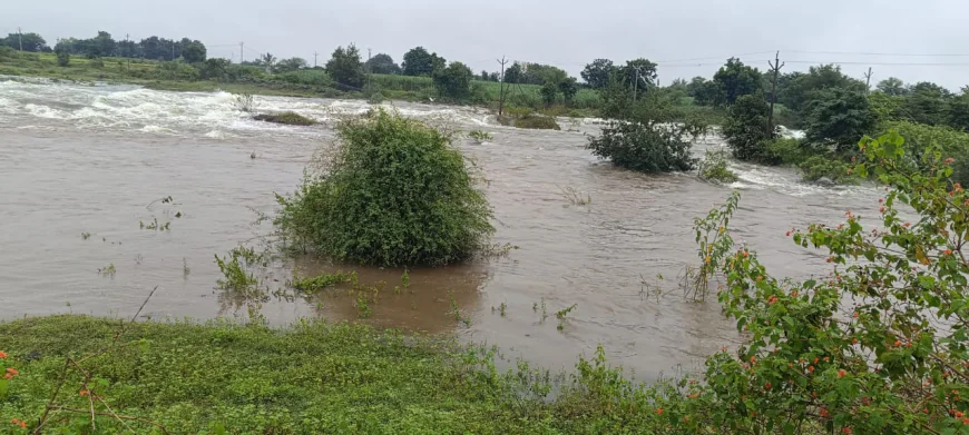 गिरिजा मध्यम प्रकल्प येसगाव येथे १००% ओव्हरफ्लो! पावसाने दिलेल्या भेटीने खुलताबाद तालुका हरखला; शेती-पाणीपुरवठ्याला मोठा दिलासा