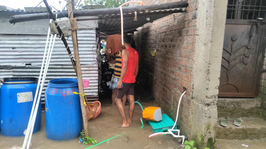 नायगाव (म्हसोबा नगर) येथे पूरप्रवाहाने पाणी घरात घुसले; राजपूत मामा यांच्या वस्तूंचे नुकसान, लहान मुलांचे आरोग्य धोक्यात