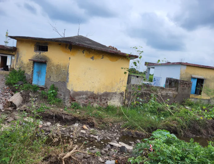 रहीमपूर जिल्हा परिषद शाळेची दारुण अवस्था: १४४ विद्यार्थ्यांचे भवितव्य अंधारात, उच्च न्यायालयात याचिका दाखल होणार