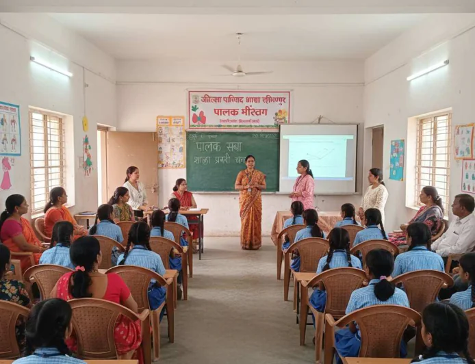 रहीमपुर जिल्हा परिषद शाळेचा कायापालट: समाजाच्या मदतीने कंपाऊंड वॉल, रंगरंगोटी पूर्ण