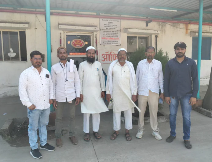 “आमची शाळा, आमची जबाबदारी” – रहीमपूरच्या माजी विद्यार्थ्यांचा कारखानदारांना साकडे